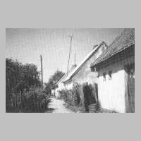 106-1025 Siedlungshaeuser in Taplacken 1992. Hier wohnten bis 1945 die Familien Riemann, Hippe, Hoppe und Bunkus (Foto H.Bischoff).JPG